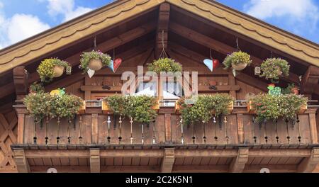 Balcon dans la maison en bois typique de la haute Bavière, Allemagne Banque D'Images