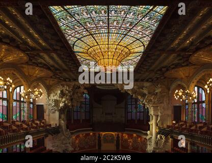 Salle de concert principale du Palais de la musique catalane (Palau de la Música Catalana) avec l'énorme toit en vitraux de Barcelone, Catalogne, Espagne. La salle de concert conçue par l'architecte moderniste catalan Lluís Domènech i Montaner a été construite entre 1902 et 1906. Le puits de lumière en vitraux a été conçu par l'artiste moderniste catalan Antoni Rigalt i Blanch. Banque D'Images