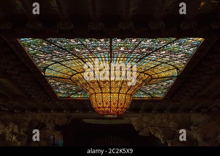 Vitraux dans la salle de concert principale du Palais de la musique catalane (Palau de la Música Catalana) à Barcelone, Catalogne, Espagne. La salle de concert conçue par l'architecte moderniste catalan Lluís Domènech i Montaner a été construite entre 1902 et 1906. L'énorme lucarne en vitraux a été conçu par l'artiste moderniste catalan Antoni Rigalt i Blanch. Banque D'Images