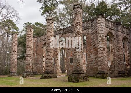 Les ruines de l'église Old Shelton à Yemassee, Caroline du Sud, sont une destination incontournable pour visiter le comté de Beaufort, en Caroline du Sud. Banque D'Images