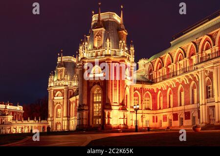 Moscou, Russie, 21 octobre 2019 : sculpture sur le mur de briques en céramique peinte en couleur comme objet de l'art moderne Hun Banque D'Images