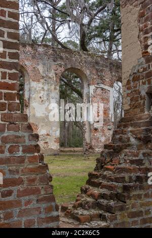 Les ruines de l'église Old Shelton à Yemassee, Caroline du Sud, sont une destination incontournable pour visiter le comté de Beaufort, en Caroline du Sud. Banque D'Images