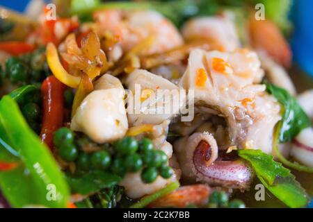 La Thaïlande de fines herbes poêlée de légumes avec le mélange de fruits de mer Banque D'Images