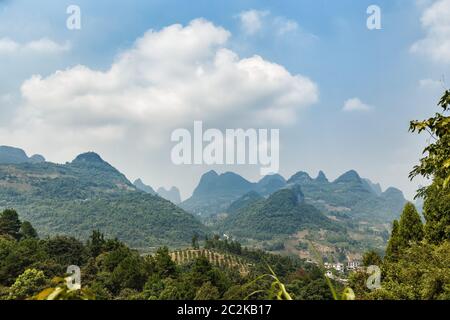 Vue sur les montagnes pittoresques de Guilin par temps clair, Yangshuo, Chine Banque D'Images