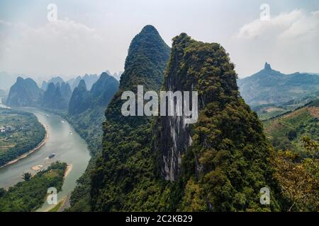 Vue sur les montagnes pittoresques de Guilin par temps clair, Yangshuo, Chine Banque D'Images