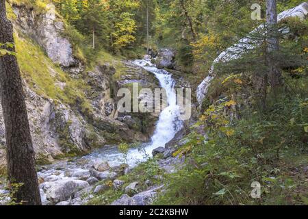 Chutes d'eau de Kuhflucht dans les montagnes d'Ester, automne, Bavière, Allemagne Banque D'Images