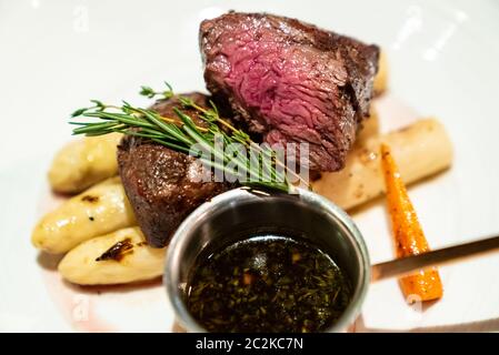 Filet de boeuf grillé aux asperges blanches Banque D'Images