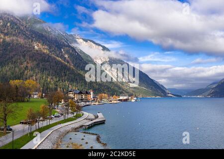 Village touristique de Pertisau am Achensee en automne Banque D'Images