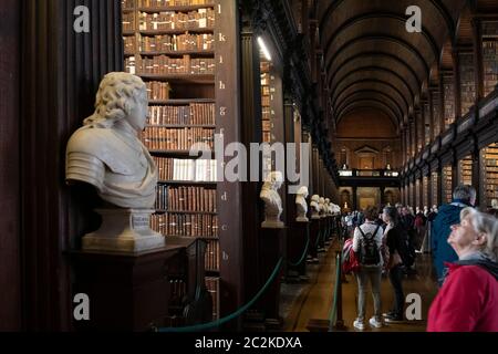 The long Room à la Bibliothèque de Trinity College à Dublin, République d'Irlande, Europe Banque D'Images