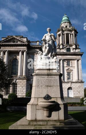 Sculpture du Titanic en face de l'hôtel de ville de Belfast, Irlande du Nord, Royaume-Uni, Europe Banque D'Images