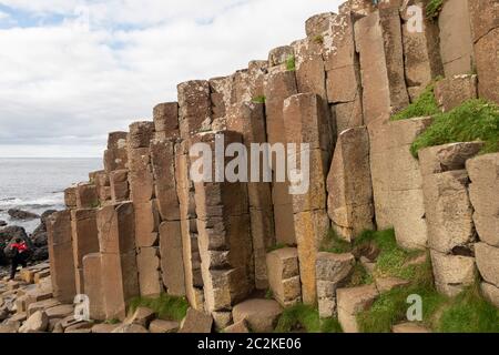 Colonnes géométriques de basalte formations rocheuses à Giant's Causeway, Irlande du Nord, Europe Banque D'Images
