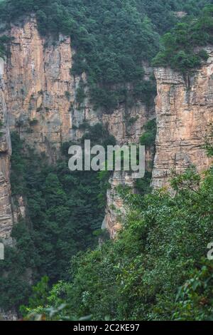 Vue à partir de la plate-forme panoramique sur le Tian Qiao ou le plus grand pont naturel dans la zone panoramique de Yuanjiajie, Zhangjiajie Forest Park, dans la province de Hunan, Ch Banque D'Images