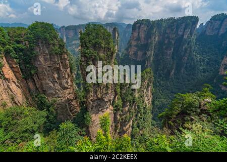 Pilier rock formations karstiques vertical comme vu à partir de la charmante terrasse, vue montagnes Avatar nature park, Zhangjiajie, Chine Banque D'Images