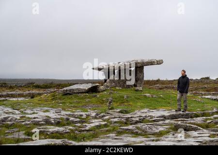 Portail du dolmen de Poulnabrone dans le comté de Clare, République d'Irlande, Europe Banque D'Images