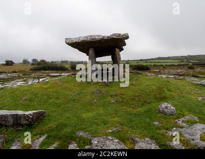 Portail du dolmen de Poulnabrone dans le comté de Clare, République d'Irlande, Europe Banque D'Images