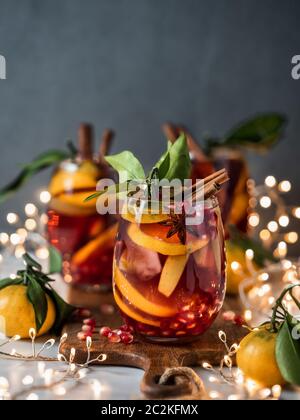 Sangria d'hiver sur fond sombre de noël. Jugful de sangria et verres avec tranche de fruits, grenade et épices. Copier l'espace pour le texte ou de Banque D'Images