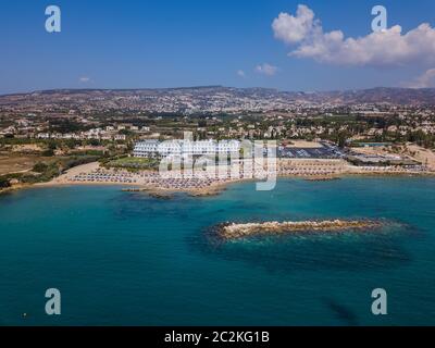 Plage de corail à Paphos Chypre - vue aérienne Banque D'Images