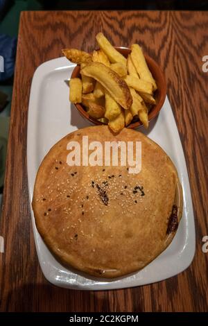 Vue en hauteur du hamburger avec frites Banque D'Images