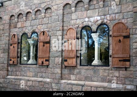 Les fenêtres historiques cloisters et les murs Banque D'Images