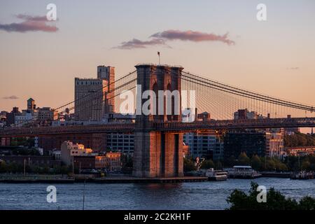 Coucher de soleil lumière chaude sur le pont de Brooklyn vue depuis le pont de Manhattan Banque D'Images