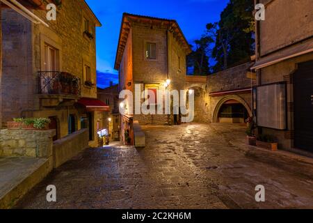 Rue médiévale typique de nuit dans la vieille ville de Saint-Marin de la République de Saint-Marin au coucher du soleil Banque D'Images