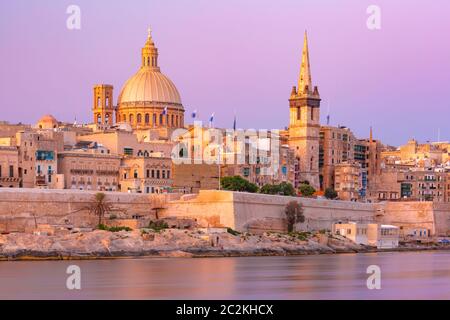 Skyline de la Valette au beau coucher du soleil de Sliema avec les églises de notre Dame du Mont Carmel et la Pro-Cathedral anglicane Saint-Paul, Valletta, ci de la capitale Banque D'Images
