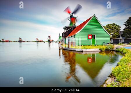 Moulins à vent coloré de Nice sur le bord d'une rivière, la vision traditionnelle de la campagne néerlandaise, Zaanse Schans Banque D'Images