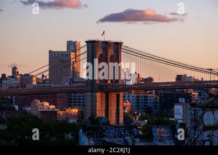 Coucher de soleil lumière chaude sur le pont de Brooklyn vue depuis le pont de Manhattan Banque D'Images