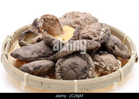 Champignons shiitake séchés japonais dans un panier de bambou Banque D'Images