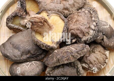 Champignons shiitake séchés japonais dans un panier de bambou Banque D'Images