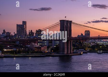 Coucher de soleil lumière chaude sur le pont de Brooklyn vue depuis le pont de Manhattan Banque D'Images