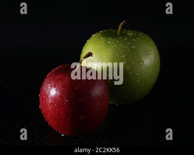 Pommes rouges et vertes avec gouttelettes d'eau Banque D'Images