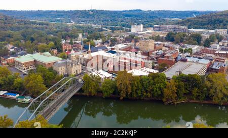 Le Kentucky River serpente le long de l'élaboration du noyau urbain du centre-ville de Frankfort KY Banque D'Images