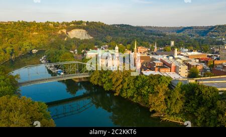 Le Kentucky River serpente le long de l'élaboration du noyau urbain du centre-ville de Frankfort KY Banque D'Images