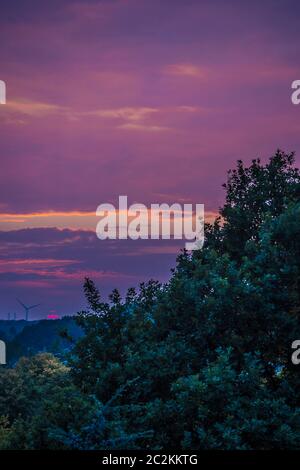 Violet, violet, rose, rose au coucher du soleil. Rare et étonnant. Banque D'Images