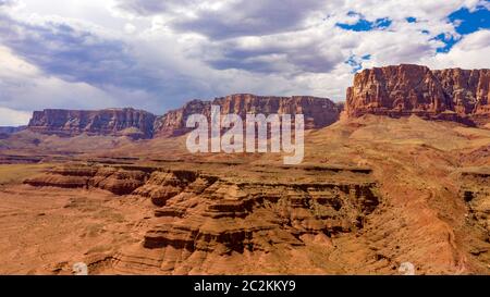 Buttes élevées regarder par dessus le désert près de Marble Canyon dans l'Arizona du nord Banque D'Images