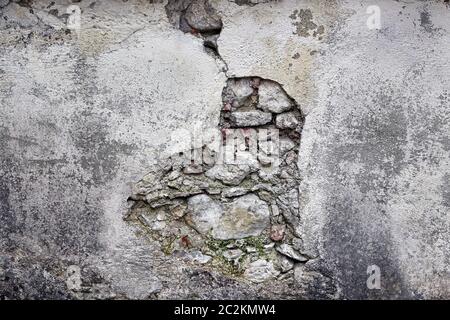 Une maçonnerie en ruine. Un mur brisé sur un bâtiment. Banque D'Images