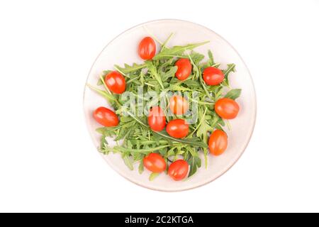 Tomates cerises et feuilles d'arugula isolées sur fond blanc Banque D'Images