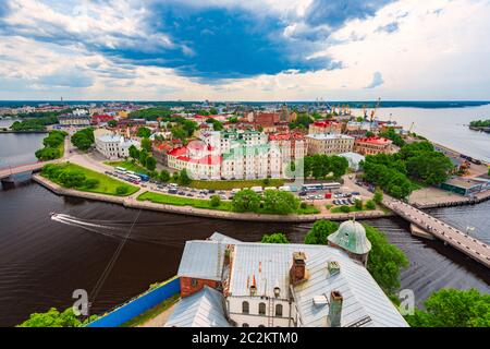 Vue sur Vyborg ville d'en haut. Vieille ville en premier plan et bleu ciel nuageux en arrière-plan. Vue depuis la tour de l'OLAF. Banque D'Images