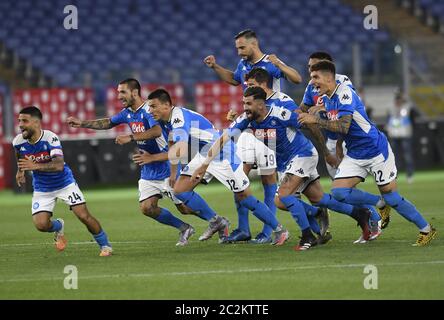 Rome, Italie. 17 juin 2020. Les joueurs de Naples célèbrent après le match de football final de la coupe italienne entre Naples et Juventus à Rome, Italie, le 17 juin 2020. Crédit: Augusto Casasoli/Xinhua/Alamy Live News Banque D'Images