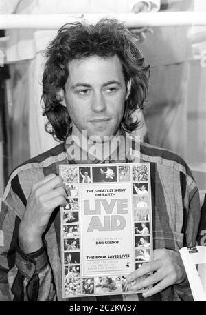 LONDRES, ROYAUME-UNI. 1985 sept.: La star pop Bob Geldof fait la promotion du livre Live Aid à Londres. © Paul Smith/Featureflash Banque D'Images