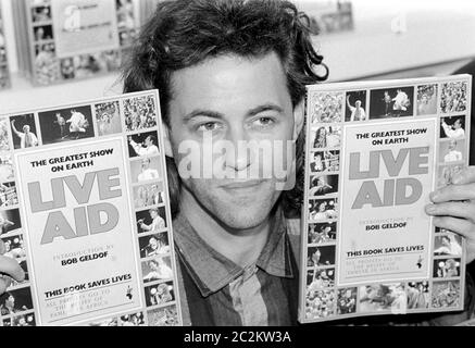 LONDRES, ROYAUME-UNI. 1985 sept.: La star pop Bob Geldof fait la promotion du livre Live Aid à Londres. © Paul Smith/Featureflash Banque D'Images