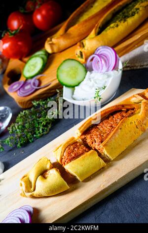 PIDE avec viande hachée, feta d'épinards et fromage de brebis Banque D'Images