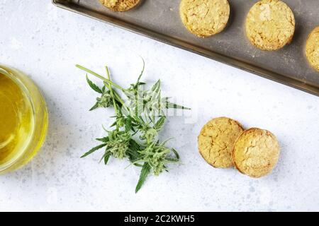 Cookies beurre de cannabis marijuana avec bourgeons et cannaoil, des biscuits sains, tourné par le haut Banque D'Images