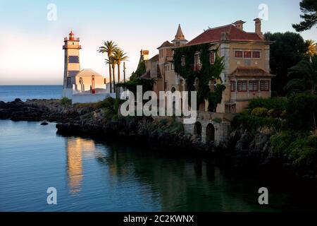 Phare et palais dans la baie de Cascais, Portugal Banque D'Images