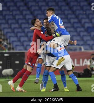 Rome, Italie. 17 juin 2020. Les joueurs de Naples célèbrent après le match de football final de la coupe italienne entre Naples et Juventus à Rome, Italie, le 17 juin 2020. Crédit: Augusto Casasoli/Xinhua/Alamy Live News Banque D'Images