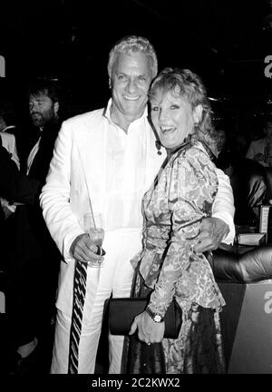 LONDRES, Royaume-Uni. c. 1986: Acteur Tony Curtis et chanteur Petula Clark à une fête à Londres. © Paul Smith/Featureflash Banque D'Images