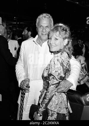 LONDRES, Royaume-Uni. c. 1986: Acteur Tony Curtis et chanteur Petula Clark à une fête à Londres. © Paul Smith/Featureflash Banque D'Images