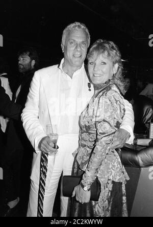 LONDRES, Royaume-Uni. c. 1986: Acteur Tony Curtis et chanteur Petula Clark à une fête à Londres. © Paul Smith/Featureflash Banque D'Images