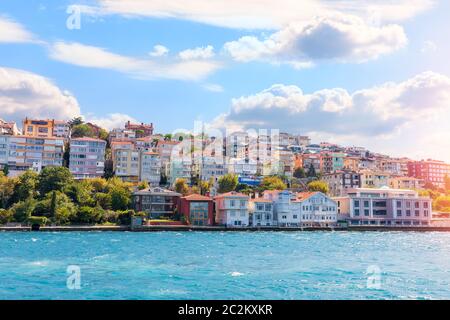 Immeuble d'Istanbul sur la rive du Bosphore, la Turquie. Banque D'Images